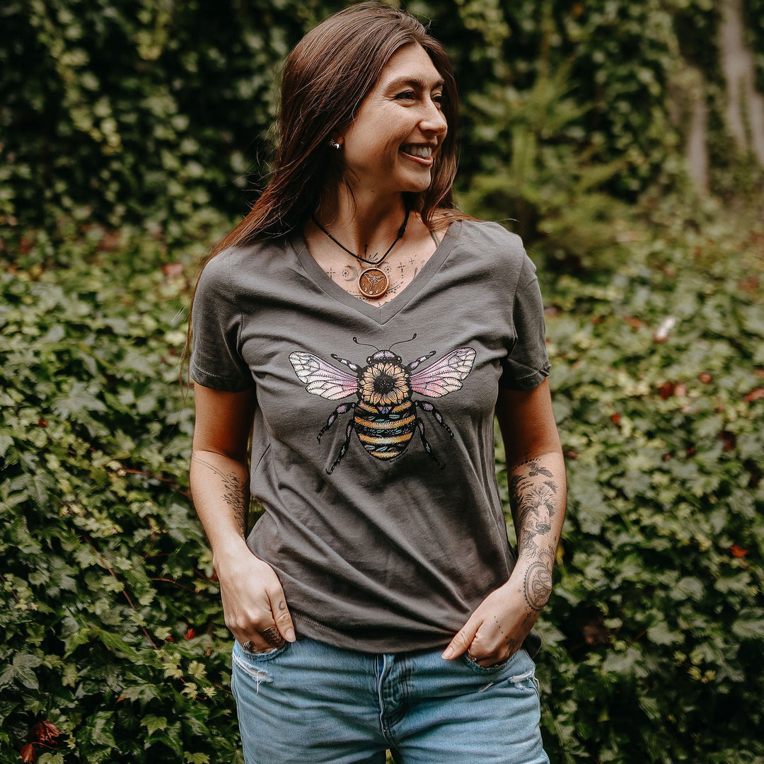Bee Colourful Relaxed V-Neck Tee in Asphalt