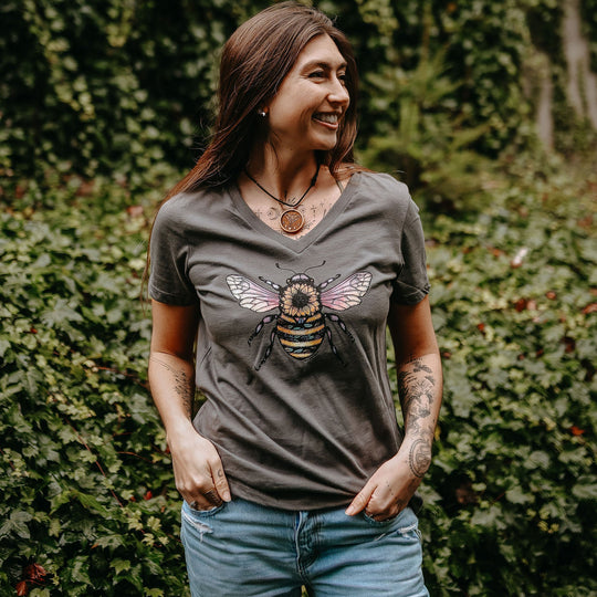 Bee Colourful Relaxed V-Neck Tee in Asphalt