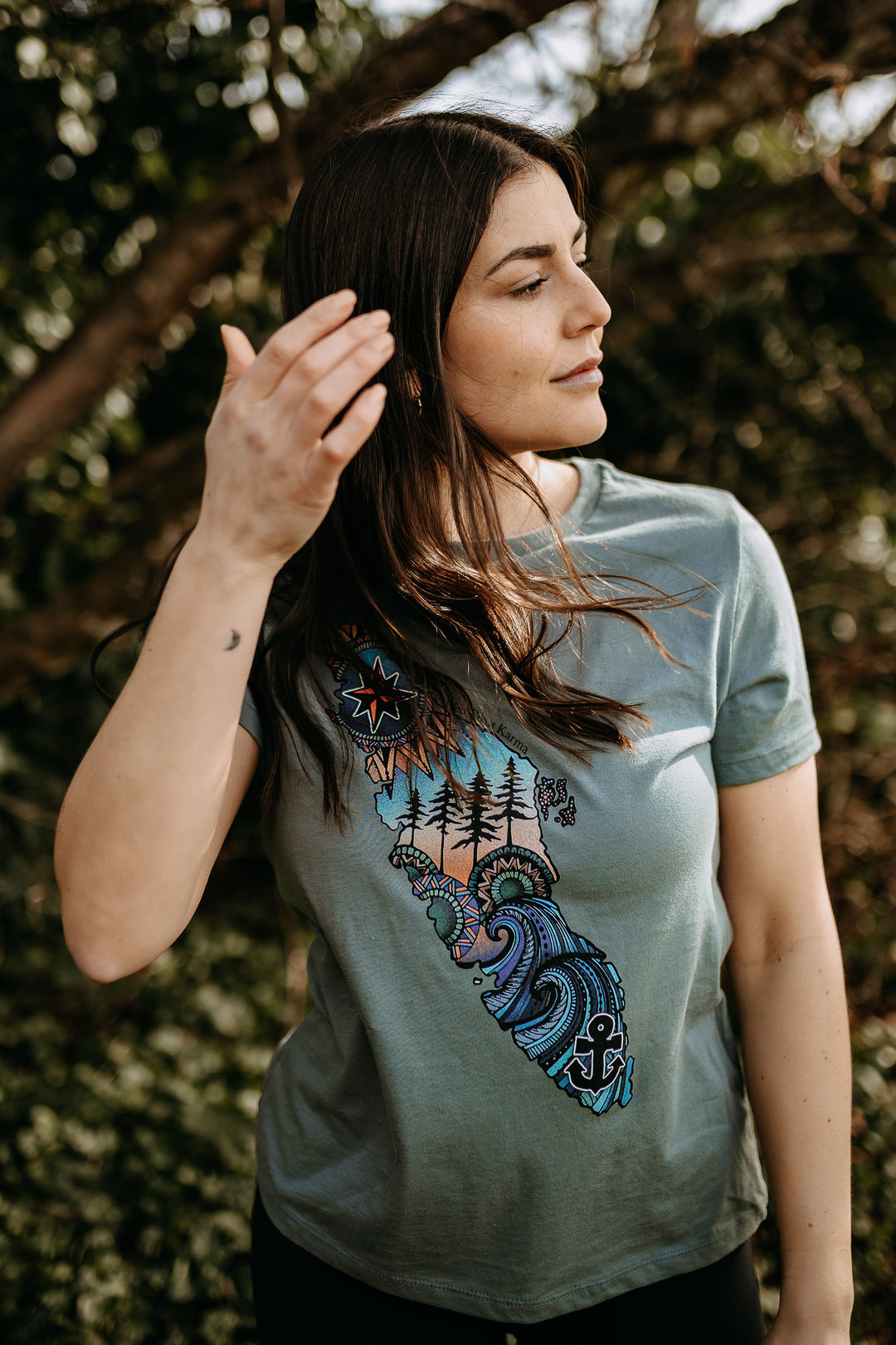 Vancouver Island Colorful Relaxed Tee in Blue Storm