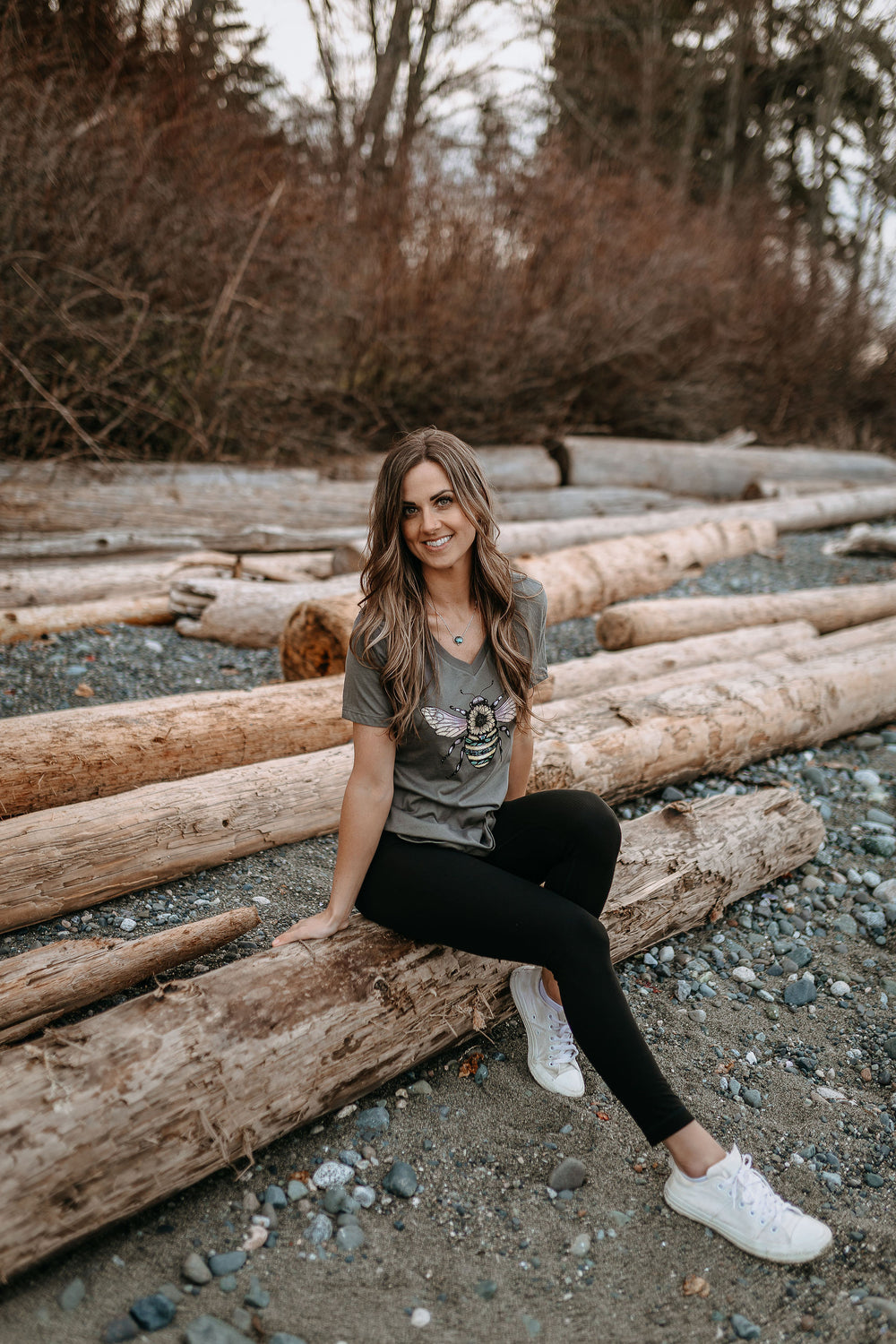 Bee Colourful Relaxed V-Neck Tee in Asphalt