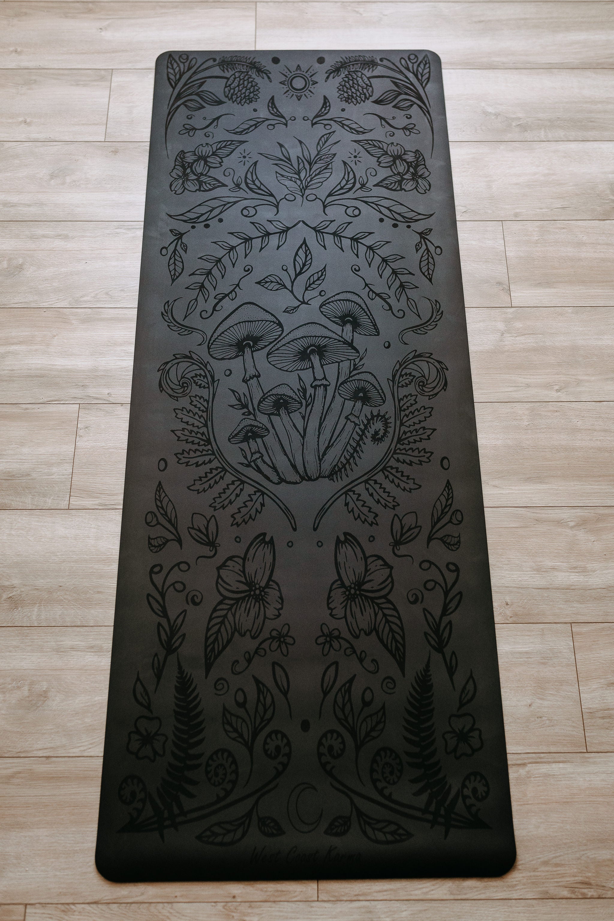 old sea YOGA MAT オルドシー　ヨガマット　ヴィンテージフラワー Cottage Mushroom Engraved Black Yoga Mat 5mm – West Coast Karma